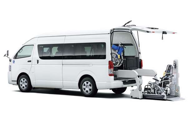 車いす仕様車“Dタイプ”2WD・2700ガソリン スーパーロング・ワイドボディ(CBF-TRH223B-VTZYD)ボディカラーはホワイト〈058〉
